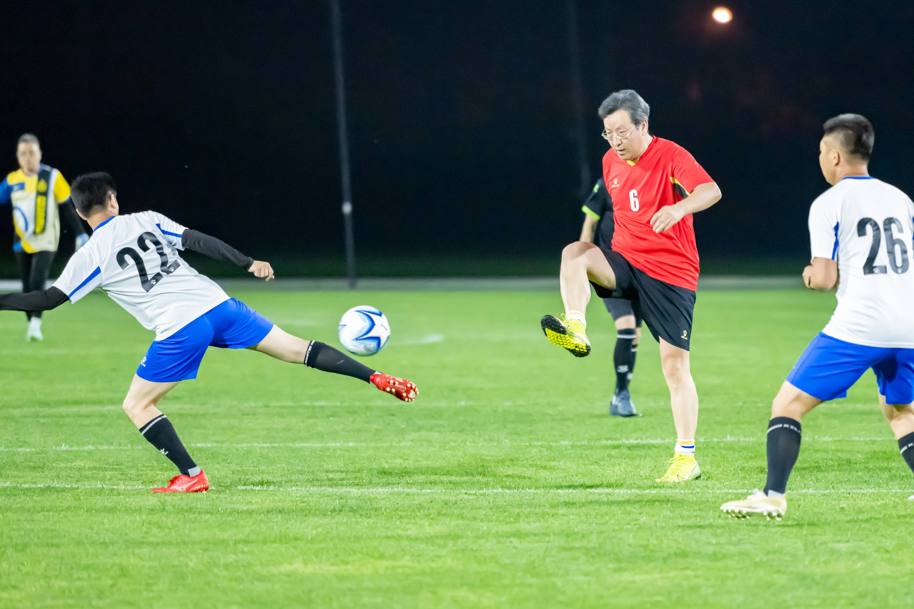 轻球员的培 轻球员的培